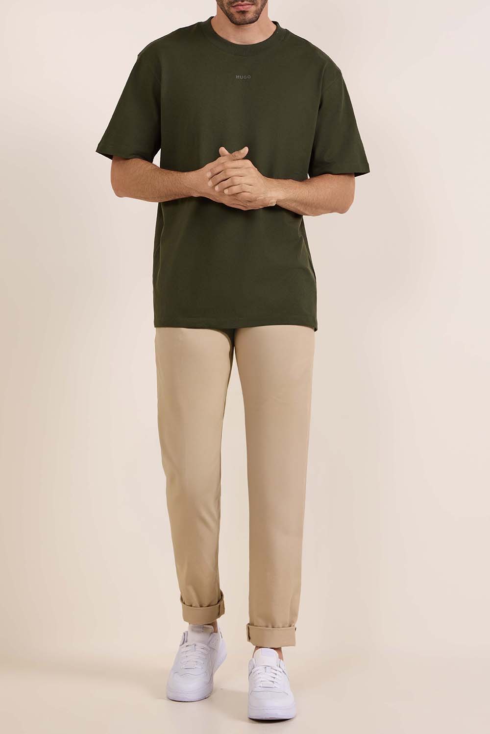 תמונת כל הלוק של חולצת טי משוחררת